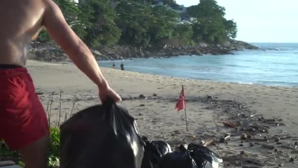 Uomo Turista Pulizia Della Spiaggia Vacanza — Video Stock