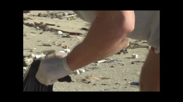 Man Toeristische Schoonmaken Van Het Strand Haar Vakantie — Stockvideo