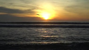 Tayland - video ağır çekimde sahilde güzel tropik gün batımı