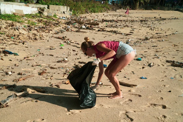 Женщина Туристка Убирает Пляж Свой Отпуск — стоковое фото