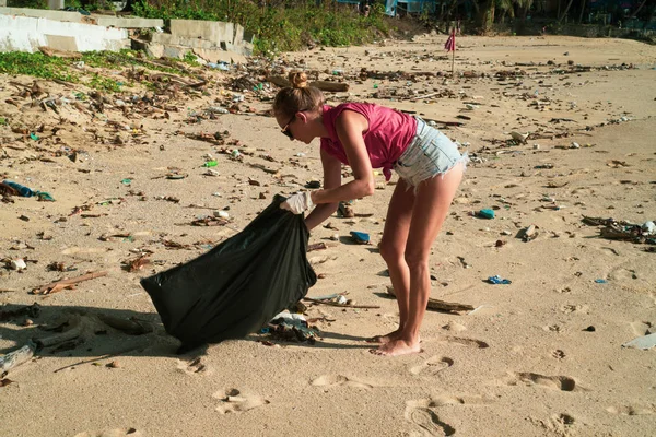 Turista Mujer Limpiando Playa Sus Vacaciones — Foto de Stock