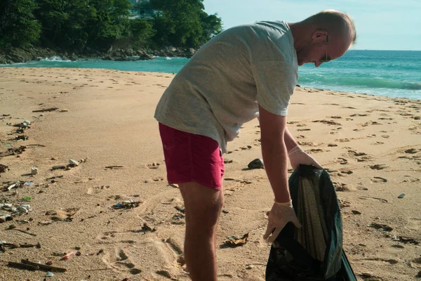 Man Toeristische Schoonmaak Van Het Strand Zijn Vakantie — Stockfoto