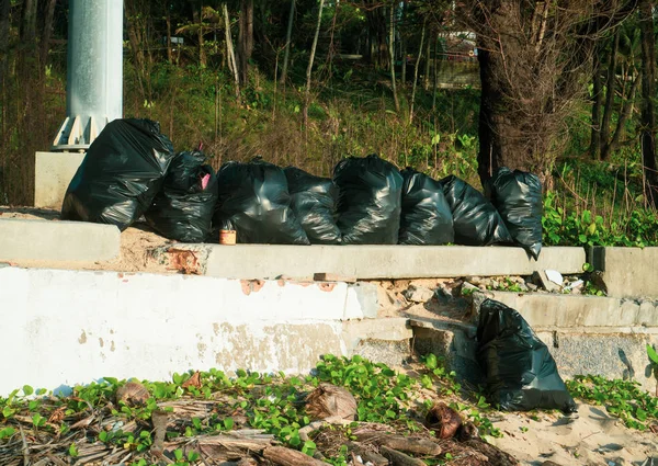 Σακούλες Μαύρες Σκουπιδιών Στέκονται Μια Σειρά Στην Παραλία Οικολογία Ρύπανση — Φωτογραφία Αρχείου