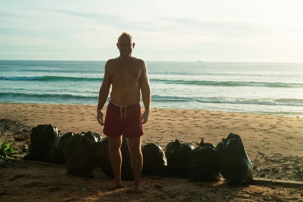 Turistické Šťastný Muž Stojící Nad Pozadí Moře Západ Slunce Pláži — Stock fotografie