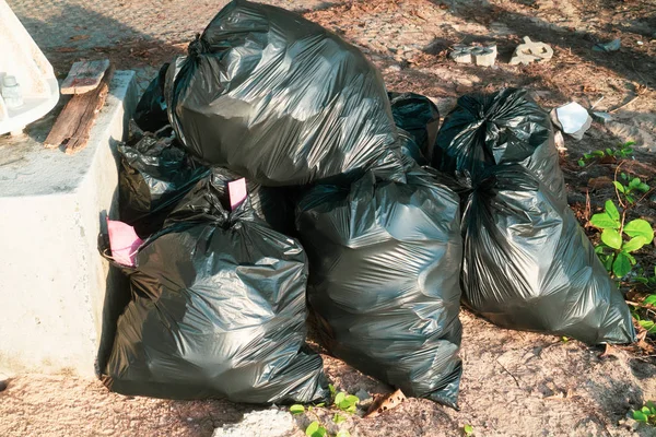 Σακούλες Μαύρες Σκουπιδιών Στην Παραλία Οικολογία Ρύπανση Περιβάλλοντος Έννοια — Φωτογραφία Αρχείου