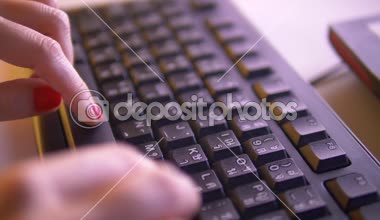 Klavyede yazarak kadının elleri closeup. Dişinin eller verilere erişmeye çalışırken klavye tuşlarına basarak