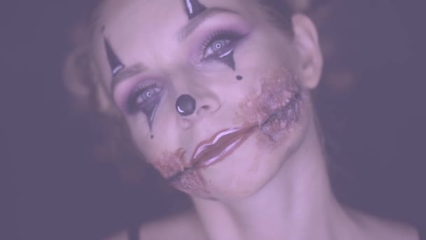 Face Perto Mulher Com Maquiagem Assustadora Palhaço Halloween Olhando Para — Vídeo de Stock