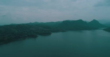 Chiang Rai güzel dağlar ve nehir manzara sırasında Sisli sabah, Tayland hava dron görünümü