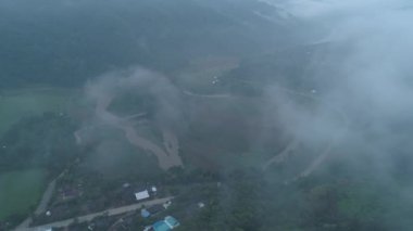 Güzel dağlar ve nehir boyunca Sisli sabah, Tayland Chiang Rai alanıyla hava dron görünümü
