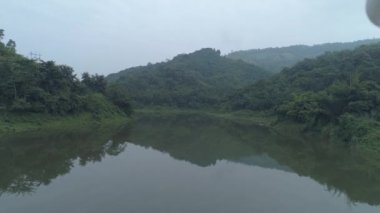 Güzel dağlar ve nehir manzara sırasında Sisli sabah, Tayland Chiang Rai alanıyla hava dron görünümü