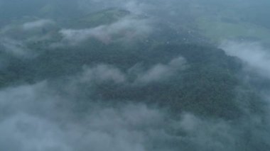 Hava dron görünümü ile güzel dağlar manzara sırasında Sisli sabah, Tayland Chiang Rai alanının