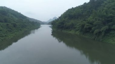 Güzel dağlar ve nehir manzara sırasında Sisli sabah, Tayland Chiang Rai alanıyla hava dron görünümü