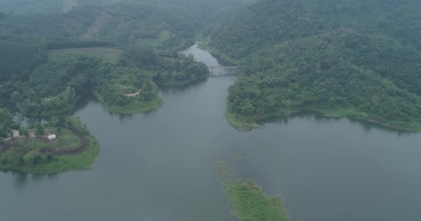 在雾晨 清莱美丽的山脉和河流与水坝景观的空中无人机视图 — 图库视频影像