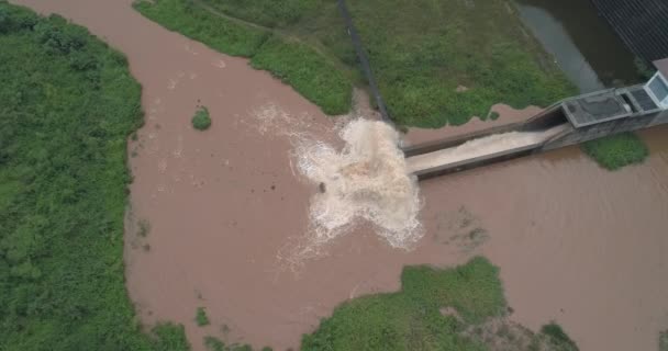 Luftaufnahme Von Wasser Das Durch Tore Damm Chiang Rai Thailand — Stockvideo