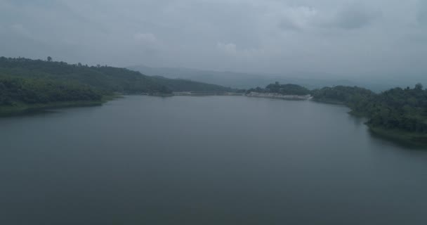 在雾晨 清莱美丽的山脉和河流与水坝景观的空中无人机视图 — 图库视频影像