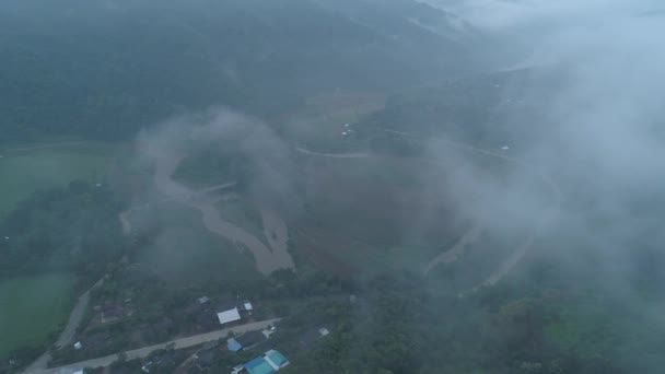 Widok Anteny Drone Chiang Rai Pięknych Gór Rzeki Podczas Mglisty — Wideo stockowe
