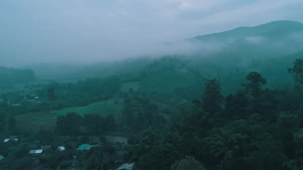 清莱地区空中无人机景观与美丽的山脉景观在雾早晨 — 图库视频影像