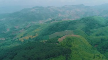 Hava dron görünümü güzel dağlar manzara sırasında güneşli bir gün, Tayland Chiang Rai alanında