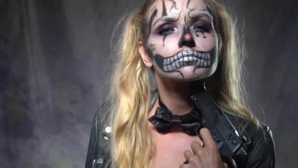 Primer Plano Cara Mujer Con Espeluznante Payaso Halloween Maquillaje Del — Vídeo de stock