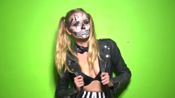 Kvinna Med Läskiga Halloween Clown Skalle Makeup Tittar Kameran Stående — Stockvideo