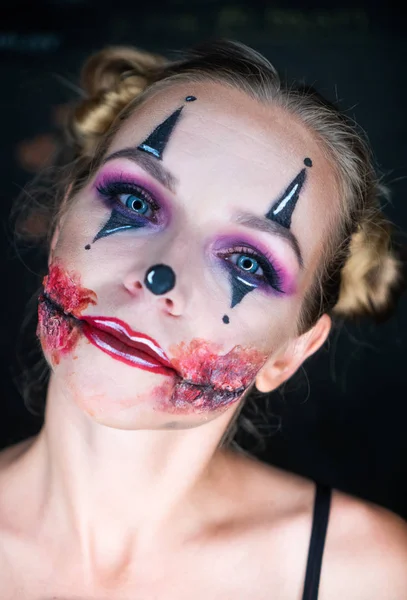 カメラに不気味なハロウィーン ピエロ化粧と女性の顔をクローズ アップ 創造的 芸術的 ハロウィーンのコンセプト — ストック写真
