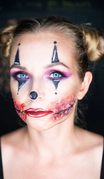 Primer Plano Cara Mujer Con Espeluznante Maquillaje Payaso Halloween Mirando —  Fotos de Stock