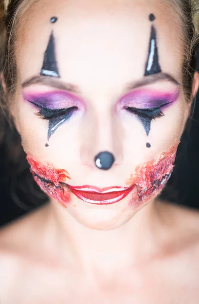 Primer Plano Cara Mujer Con Espeluznante Maquillaje Payaso Halloween Mirando —  Fotos de Stock
