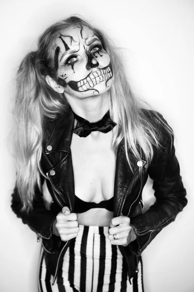 カメラに探している不気味なハロウィーン ピエロ頭蓋骨化粧と女性 創造的 芸術的 ハロウィーンのコンセプト 黒と白の写真 — ストック写真