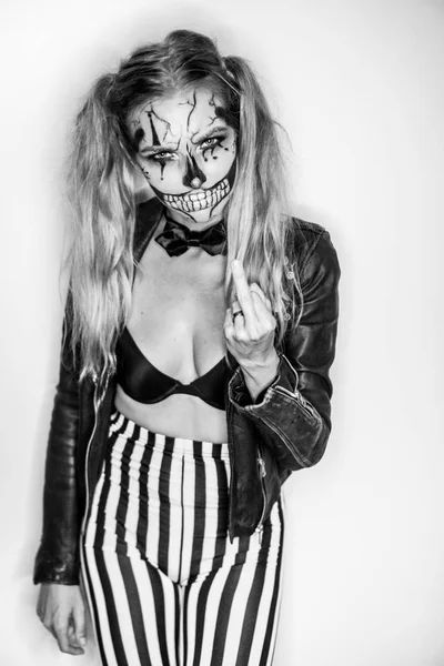 Kobieta Creepy Halloween Czaszki Klauna Patrząc Kamerę Twórczej Artystycznej Halloween — Zdjęcie stockowe