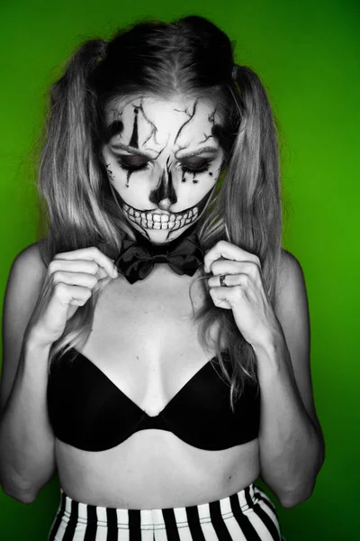 Mulher Com Maquiagem Assustadora Crânio Palhaço Halloween Olhando Para Câmera — Fotografia de Stock