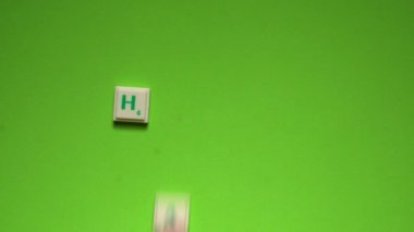 Kadın eli yeşil ekran arka planda harflerle 