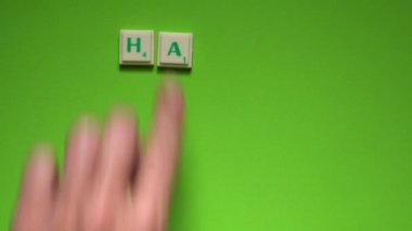 Kadın eli yeşil ekran arka planda harflerle kelimeler, 