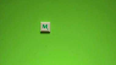 Yeşil ekran arka planda harflerle 