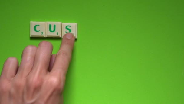 Kobiety Ręczne Tworzenie Słów Obsługi Klienta Liter Tle Zielonego Ekranu — Wideo stockowe