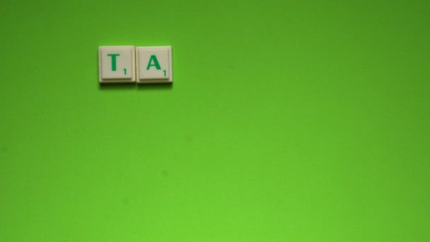 妇女的手创建 目标市场 字与绿色屏幕背景的字母 — 图库视频影像