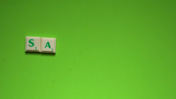 妇女的手创建 星期六 字与绿色屏幕背景的字母 — 图库视频影像