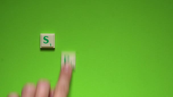 Vrouw Hand Maken Woord Van Lente Met Letters Groene Schermachtergrond — Stockvideo
