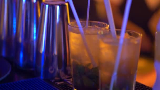 Mãos Fechadas Barman Com Bebidas Preparadas Mojito Bar Bebidas Prontas — Vídeo de Stock