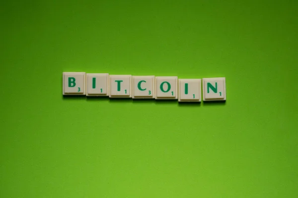 Erstellte Wort Bitcoin Mit Den Buchstaben Auf Dem Grünen Bildschirm — Stockfoto