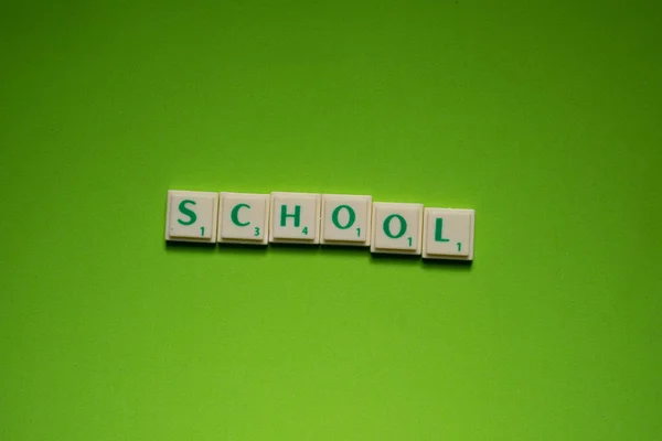 Woord Van School Gemaakt Met Letters Groene Schermachtergrond — Stockfoto