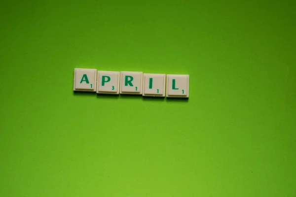 Woord Van April Gemaakt Met Letters Groene Schermachtergrond — Stockfoto