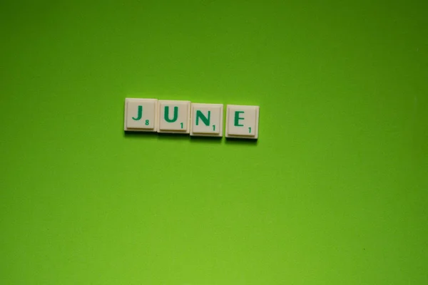 Criado Palavra Junho Com Letras Fundo Tela Verde — Fotografia de Stock