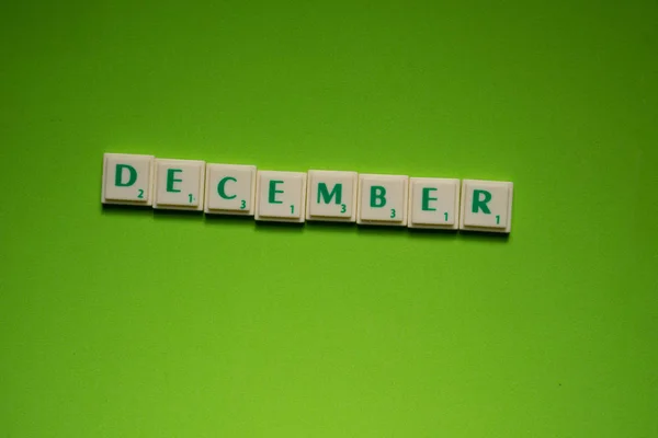 Erstelltes Wort Dezember Mit Den Buchstaben Auf Dem Grünen Hintergrund — Stockfoto