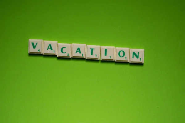 Erstelltes Wort Urlaub Mit Den Buchstaben Auf Dem Grünen Hintergrund — Stockfoto