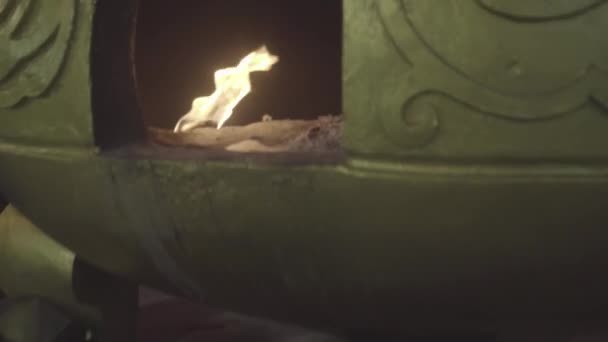 Gros plan de brûler chinois offrant du papier pendant le Festival végétarien en Thaïlande 