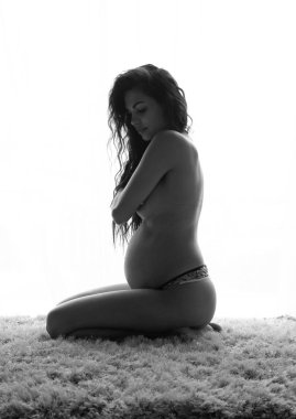 Ana sayfa - siyah beyaz görüntü üstsüz poz süre ile el güzel hamile kadının samimi portre kendini kapsar
