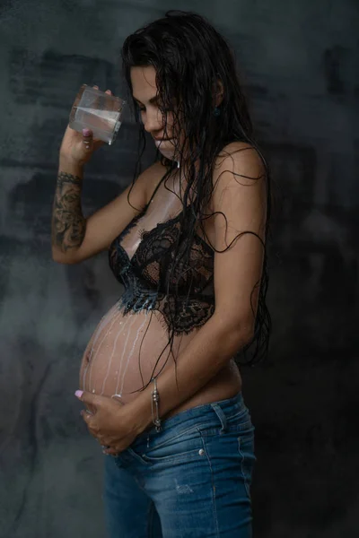 Törstig Kvinna Gravid Konsumtionsmjölk Vacker Kvinna Jeans Och Stående Över — Stockfoto