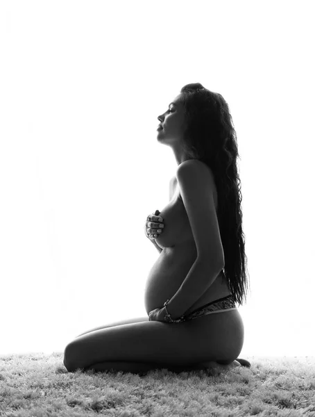Retrato Íntimo Hermosa Mujer Embarazada Cubre Con Las Manos Mientras — Foto de Stock