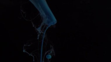 Suya siyah arka plan - ağır çekimde video üzerinden dökülür varlık Closeup yeşil mürekkep