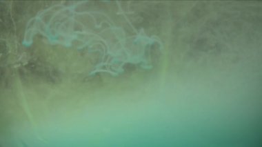 Suya siyah arka plan - ağır çekimde video üzerinden dökülür varlık Closeup yeşil mürekkep